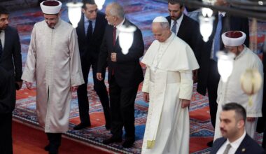 Papa Leone XIV in Turchia, entra scalzo nella Moschea Blu di Istanbul ma non si ferma in preghiera