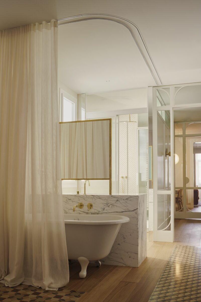 A Barcellona, questo appartamento evoca atmosfere asiatiche grazie a materiali nobili e naturali e arredi su misura dai colori tenui