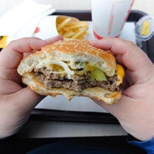 Nel mondo più bambini obesi che malnutriti: cosa dice il nuovo rapporto Unicef