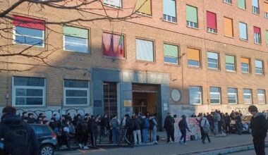 A 15 anni punta la pistola contro un professore. “Era un’arma giocattolo, volevo fare uno scherzo”