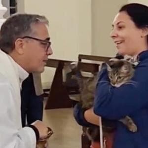 Parroco benedice i gatti durante una messa speciale: “Non sono giocattoli, ma parte della famiglia”