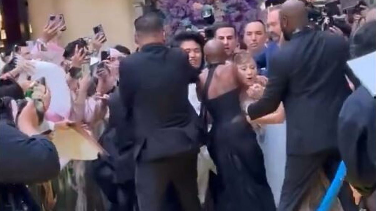 Paura per Ariana Grande al red carpet di Singapore