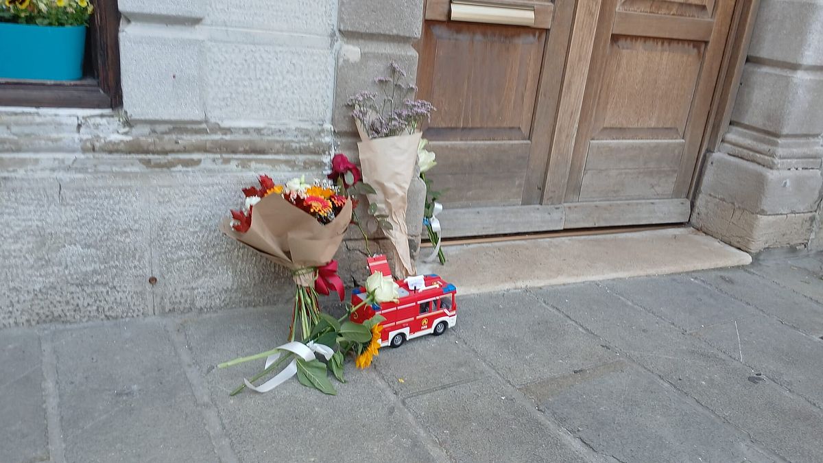 Bimbo ucciso dalla madre a Trieste, lei gli causò lividi al collo