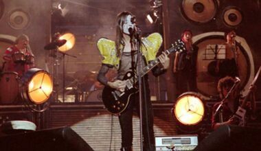 “La Chitarra Nella Roccia”, il live di Lucio Corsi tra musica e cinema