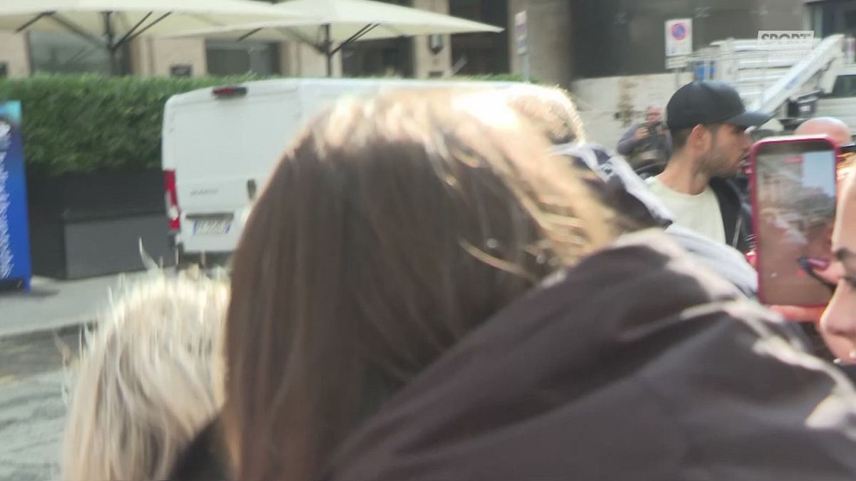 Alcaraz, bagno di folla il giorno dopo la sconfitta contro Sinner - Sportmediaset