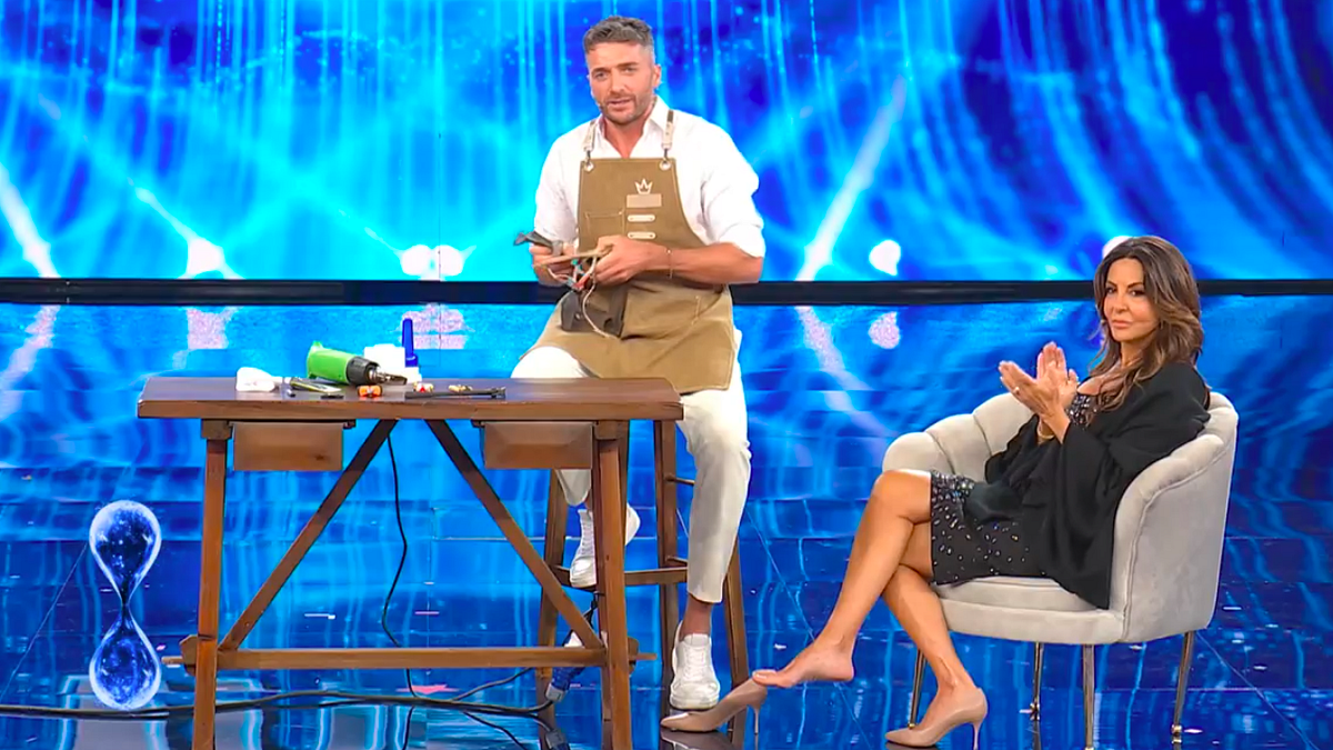 "Tu si que vales", il calzolaio crea dei sandali per Ferilli