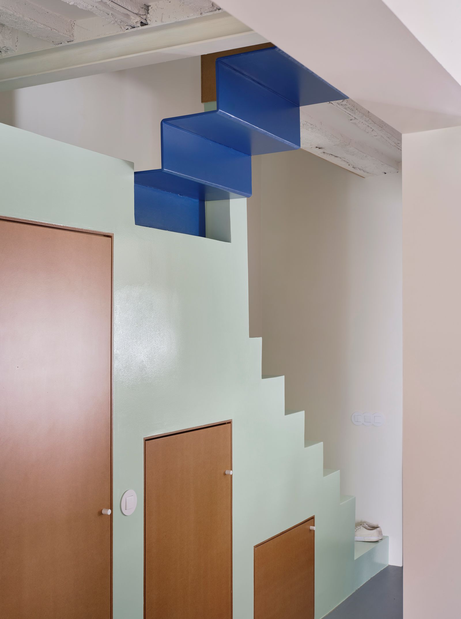 scala bianca con dettaglio blu