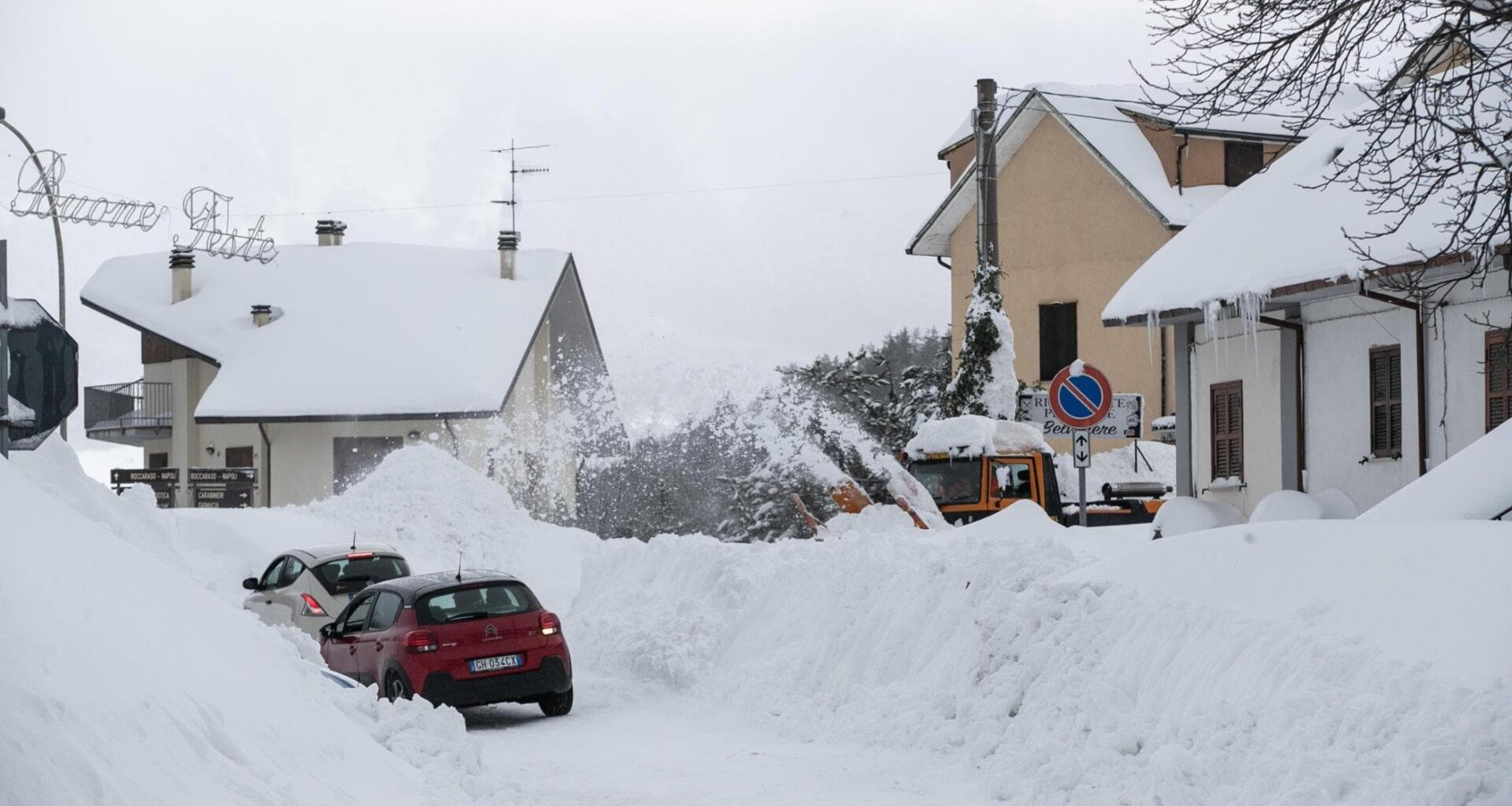 Allerta meteo in quattro regioni, crollo delle temperature e neve a bassa quota