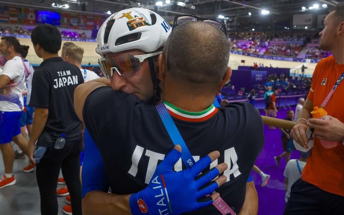 Elia Viviani abbraccia il c.t. Villa (foto FCI)