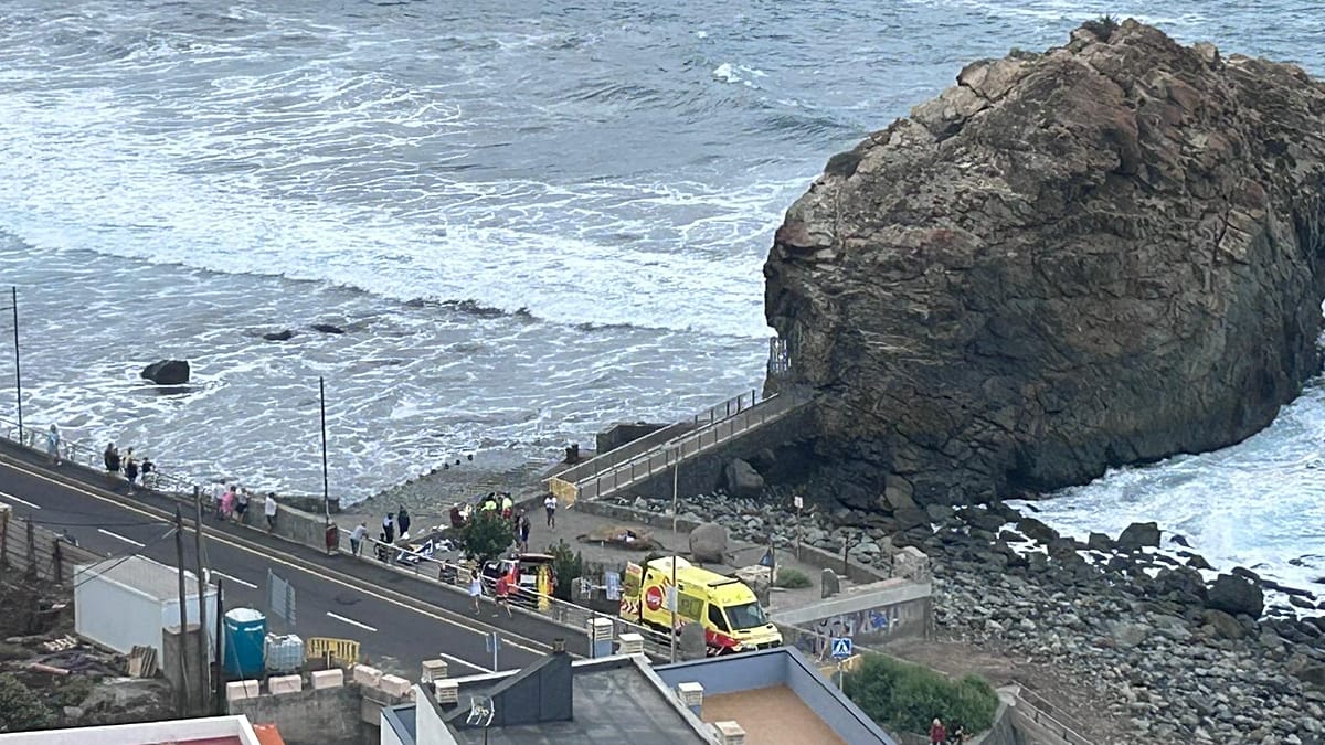Tempesta mortale a Tenerife: tre turisti morti e 15 feriti travolti da onde gigantesche
