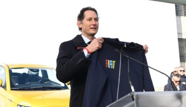 Elkann presenta la 500 ibrida a Mirafiori: “Grazie Torino, la città è al centro del nostro futuro”