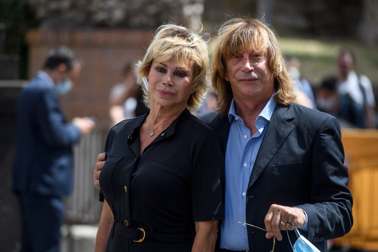 Enzo Paolo Turchi e Carmen Russo ai funerali di Raffaella Carrà a Roma il 9 luglio 2021
