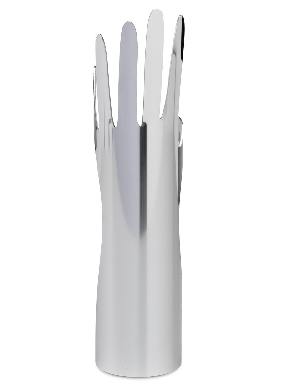 Molti oggetti del maestro nascono come doni, come la Mano a sei dita, frutto di uno scambio epistolare scherzoso con l’orafo-artista Lino Sabattini
