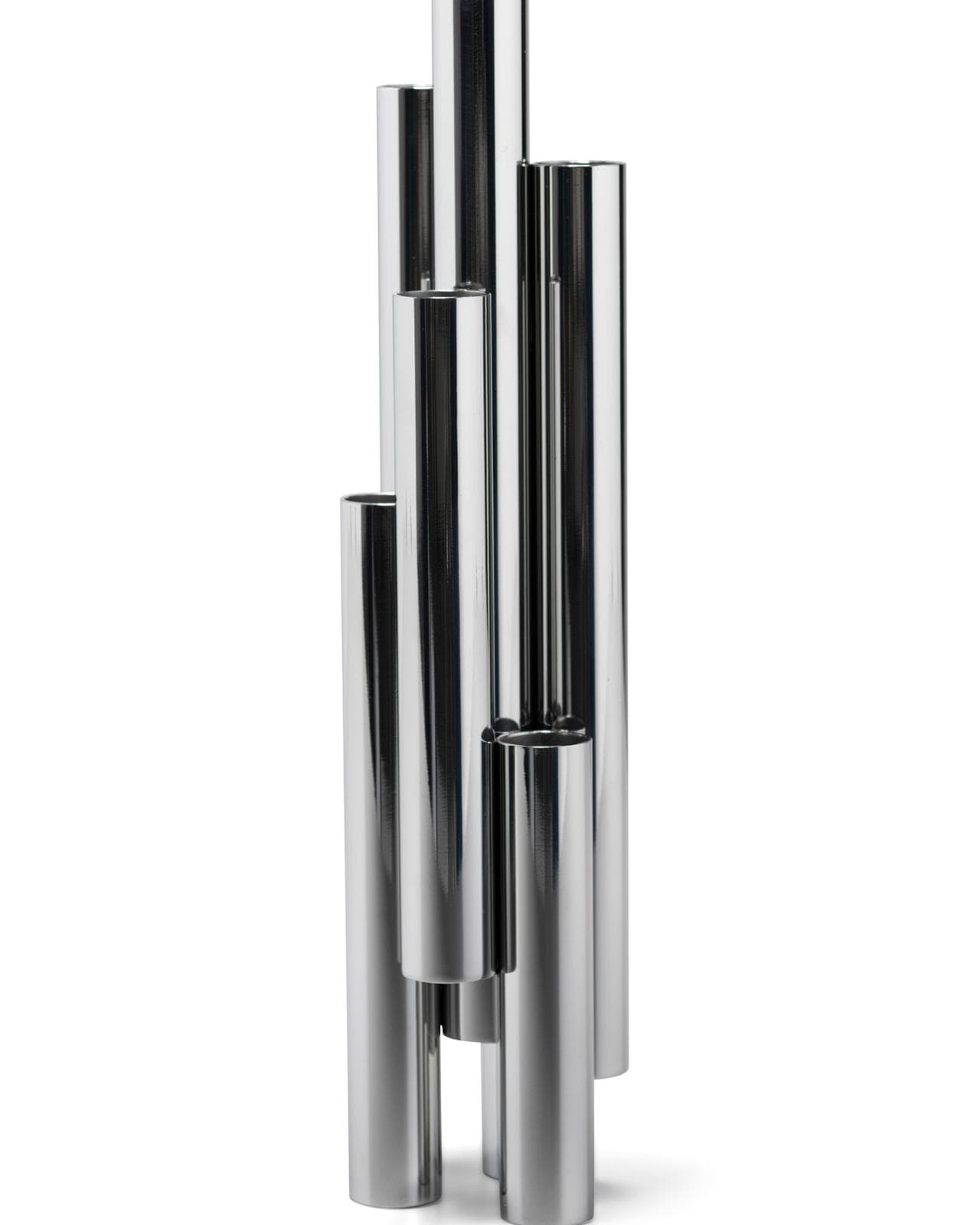 Con Sabattini Ponti crea anche 7 Tubi: scultura, vaso e candelabro insieme, una micro architettura sospesa che poggia su tre dei sette tubi che la compongono
