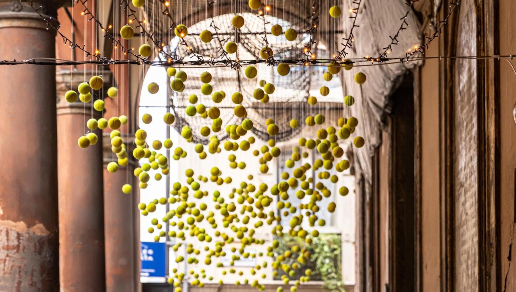 Davis Cup, sotto i portici di San Felice 500 palline appese: è l’installazione Second serve