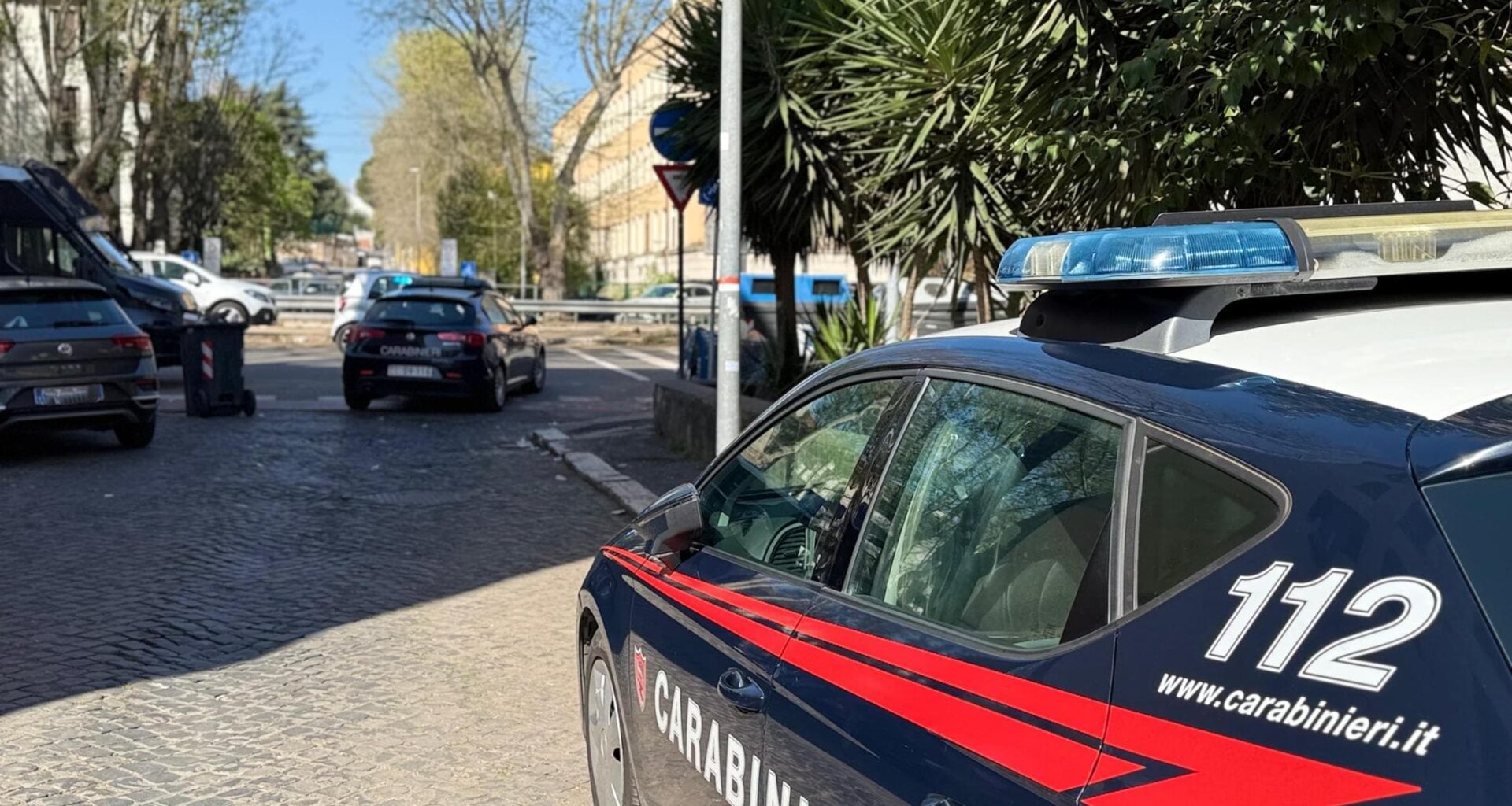 Getta benzina sulla ex e cerca di darle fuoco: arrestato. Controllava ogni suo movimento con un gps