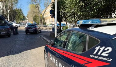 Getta benzina sulla ex e cerca di darle fuoco: arrestato. Controllava ogni suo movimento con un gps