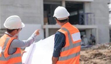 Condono edilizio in manovra, Conte: “Pazzesco”. Bonelli: “Meloni tace ma lo vuole”