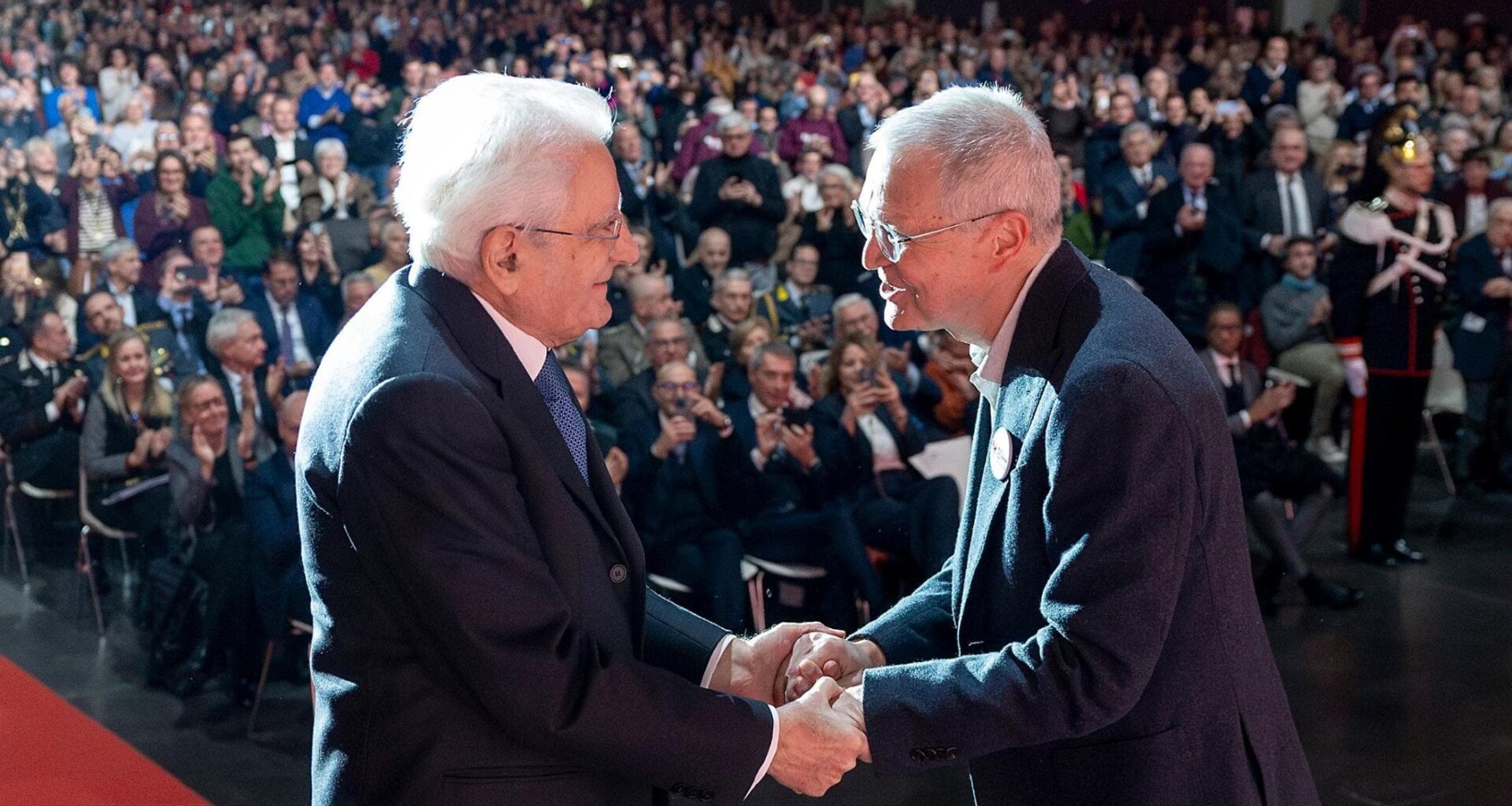 Standing ovation e abbraccio con Don Dante: la prima uscita di Mattarella dopo gli attacchi di FdI - la Repubblica