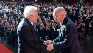 Standing ovation e abbraccio con Don Dante: la prima uscita di Mattarella dopo gli attacchi di FdI - la Repubblica