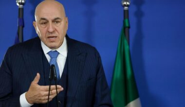 Kiev, Crosetto al leghista Borghi: "A Mosca tuoi post impossibili". Il dem Sensi: "Si voti in Aula"