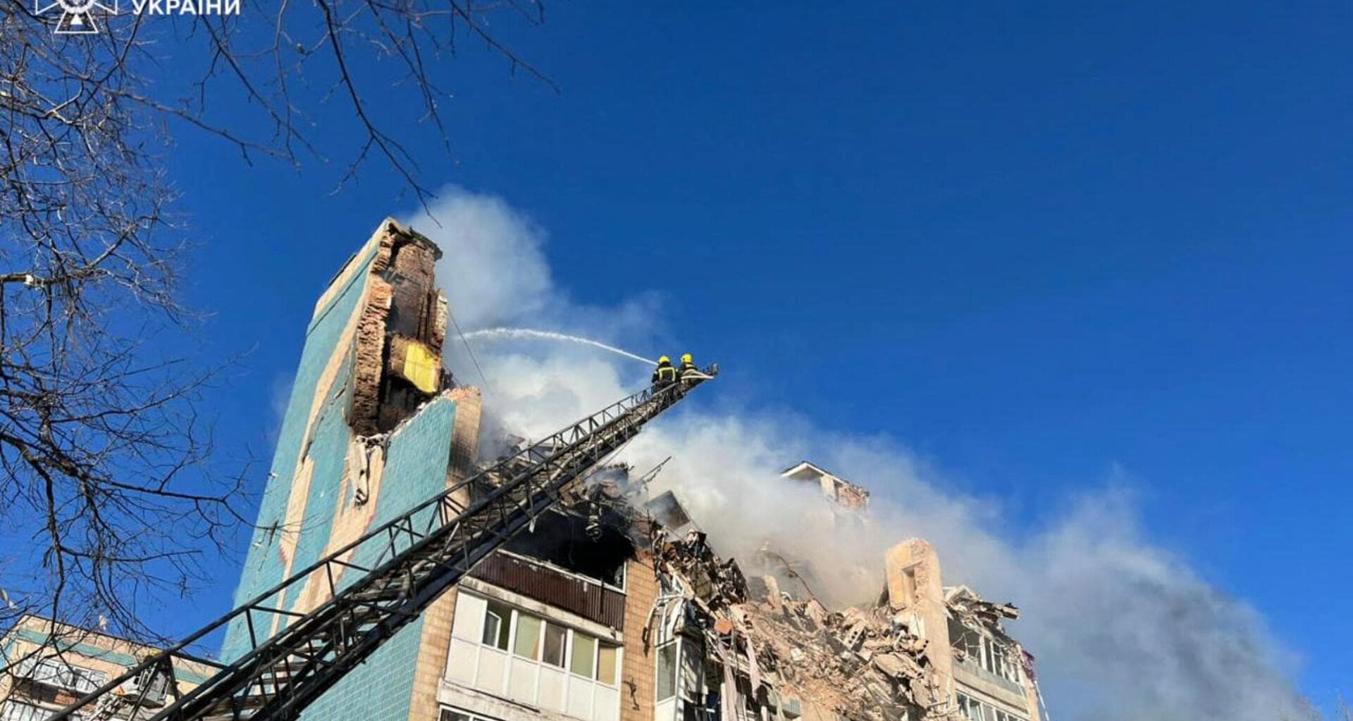 Missili e droni russi in Ucraina, strage a Ternopil: “Bruciati vivi in casa”. Almeno 25 morti