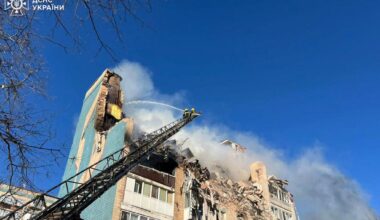 Missili e droni russi in Ucraina, strage a Ternopil: “Bruciati vivi in casa”. Almeno 25 morti