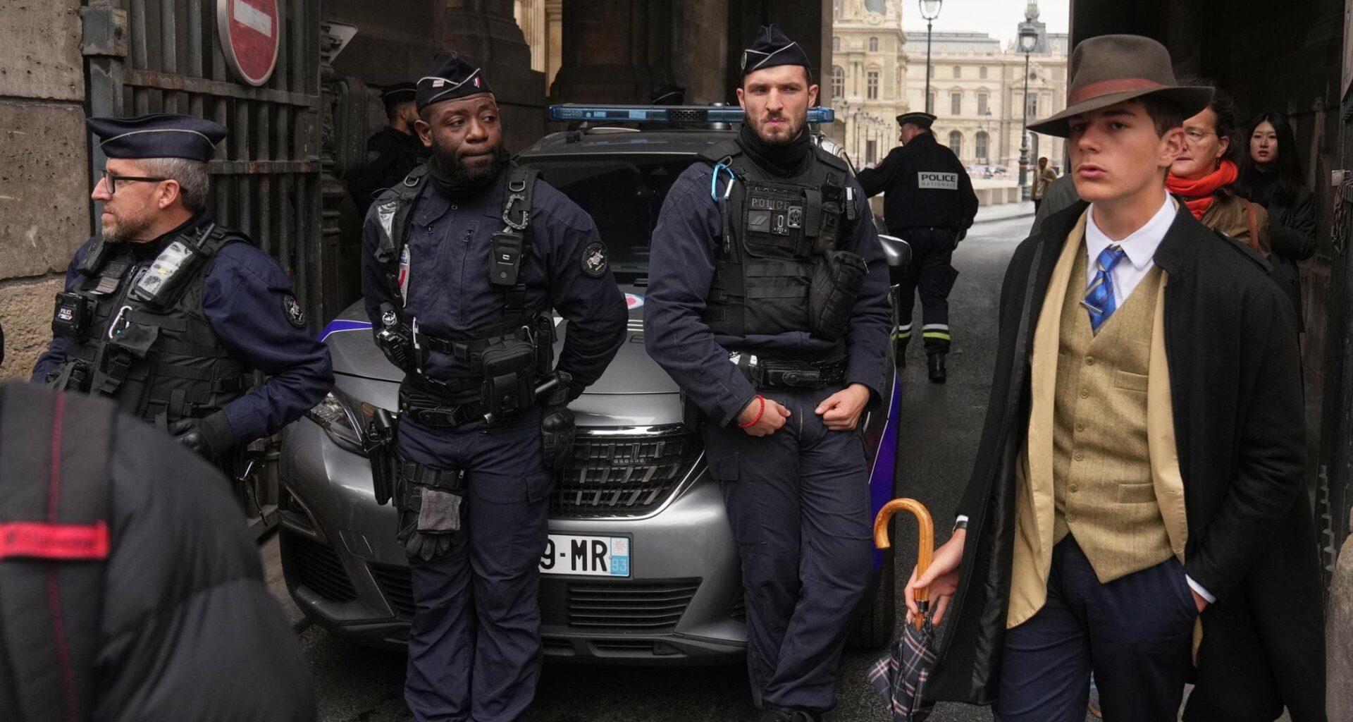 Louvre, trovato il misterioso uomo con il cappello fedora: ha 15 anni - la Repubblica