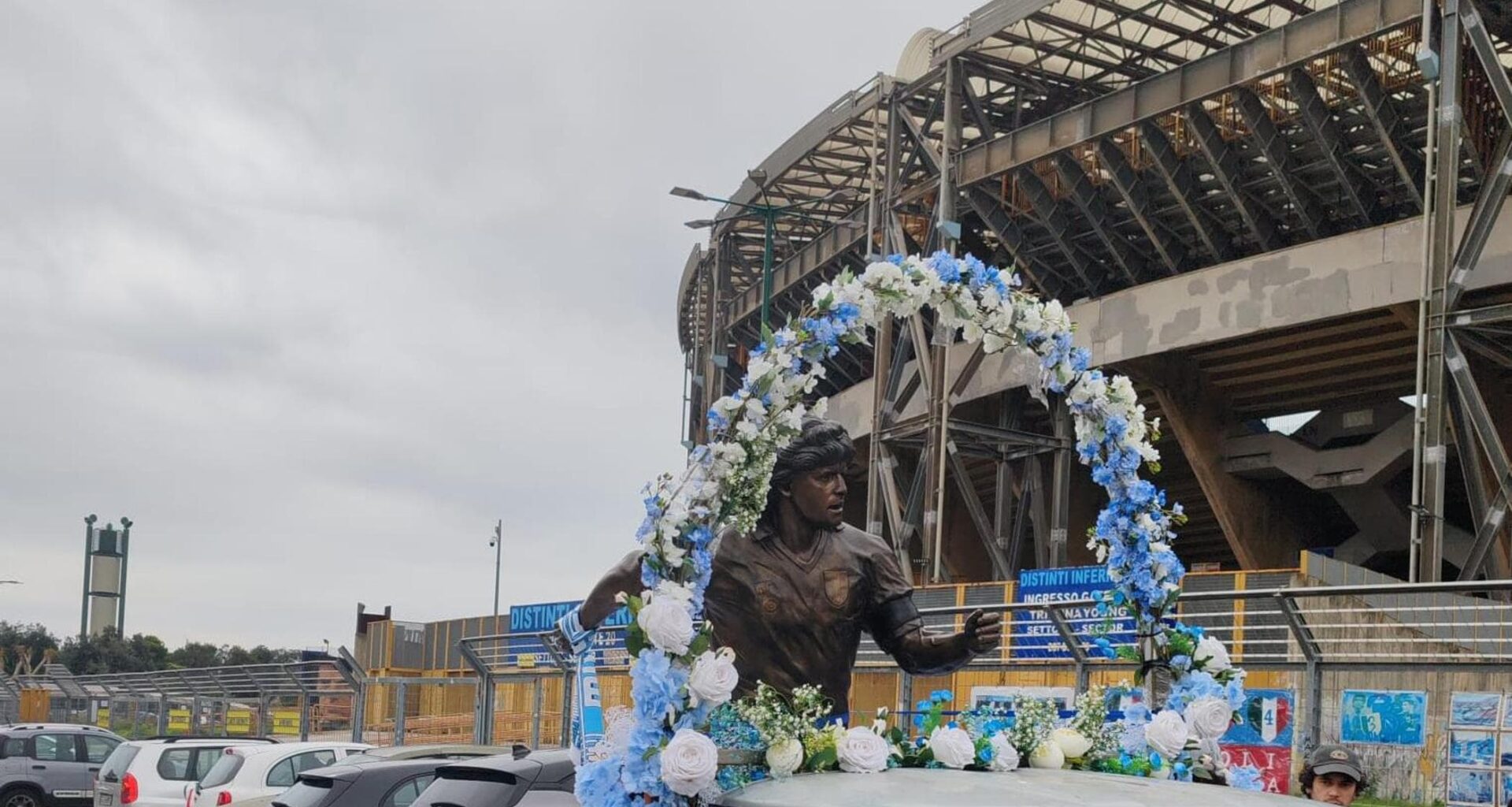 Il compleanno di Maradona: tour della statua di Diego davanti allo stadio che porta il suo nome