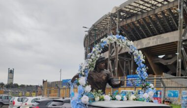 Il compleanno di Maradona: tour della statua di Diego davanti allo stadio che porta il suo nome