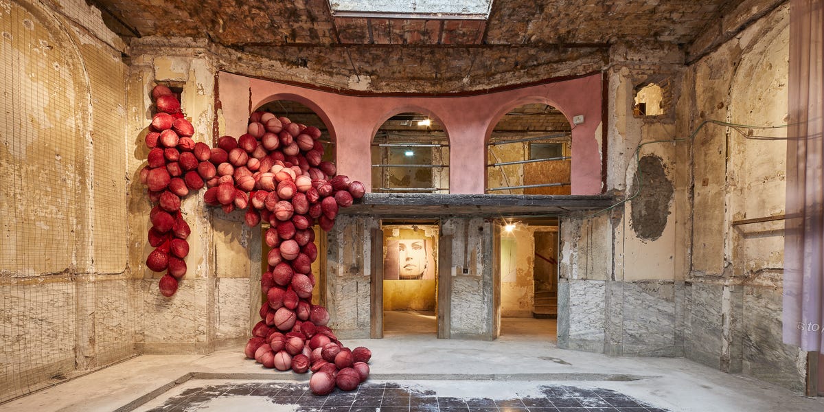 Una mostra in un ex club di Roma