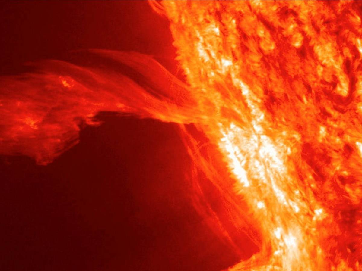 Tempesta solare “cannibale” in arrivo: cosa rischia la Terra e cosa può succedere in Italia