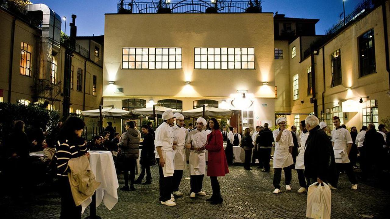 Quindicenne punta la pistola a scuola contro i compagni durante l’intervallo, sospeso