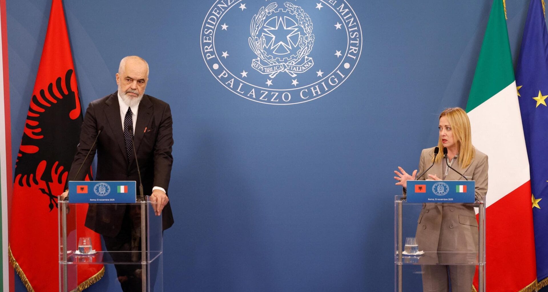 Meloni: “I centri in Albania funzioneranno, la responsabilità non è mia”. Schlein: “Hai fallito”