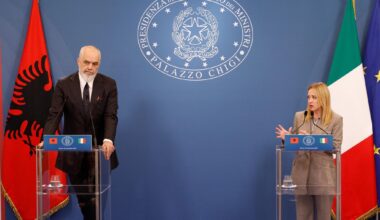 Meloni: “I centri in Albania funzioneranno, la responsabilità non è mia”. Schlein: “Hai fallito”