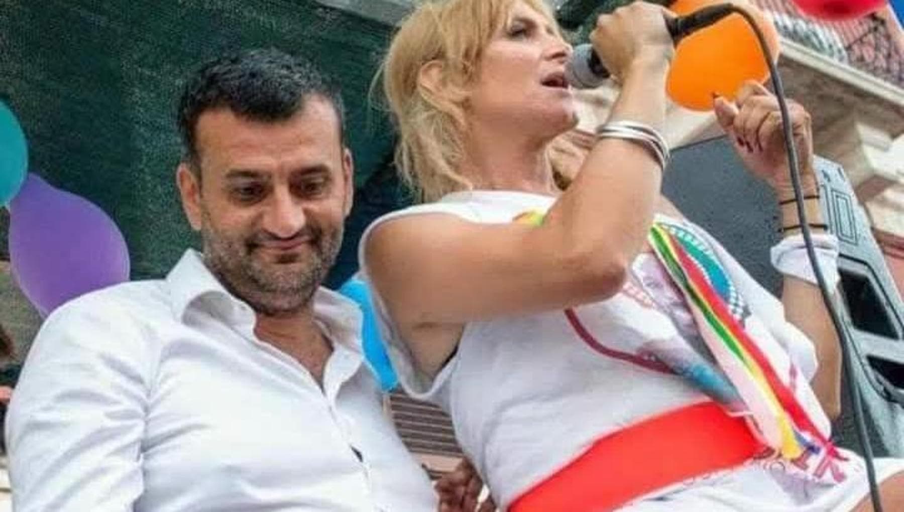 ''Decaro, ho foto compromettenti su di noi'': gli auguri della cantante trans. Ma piovono critiche