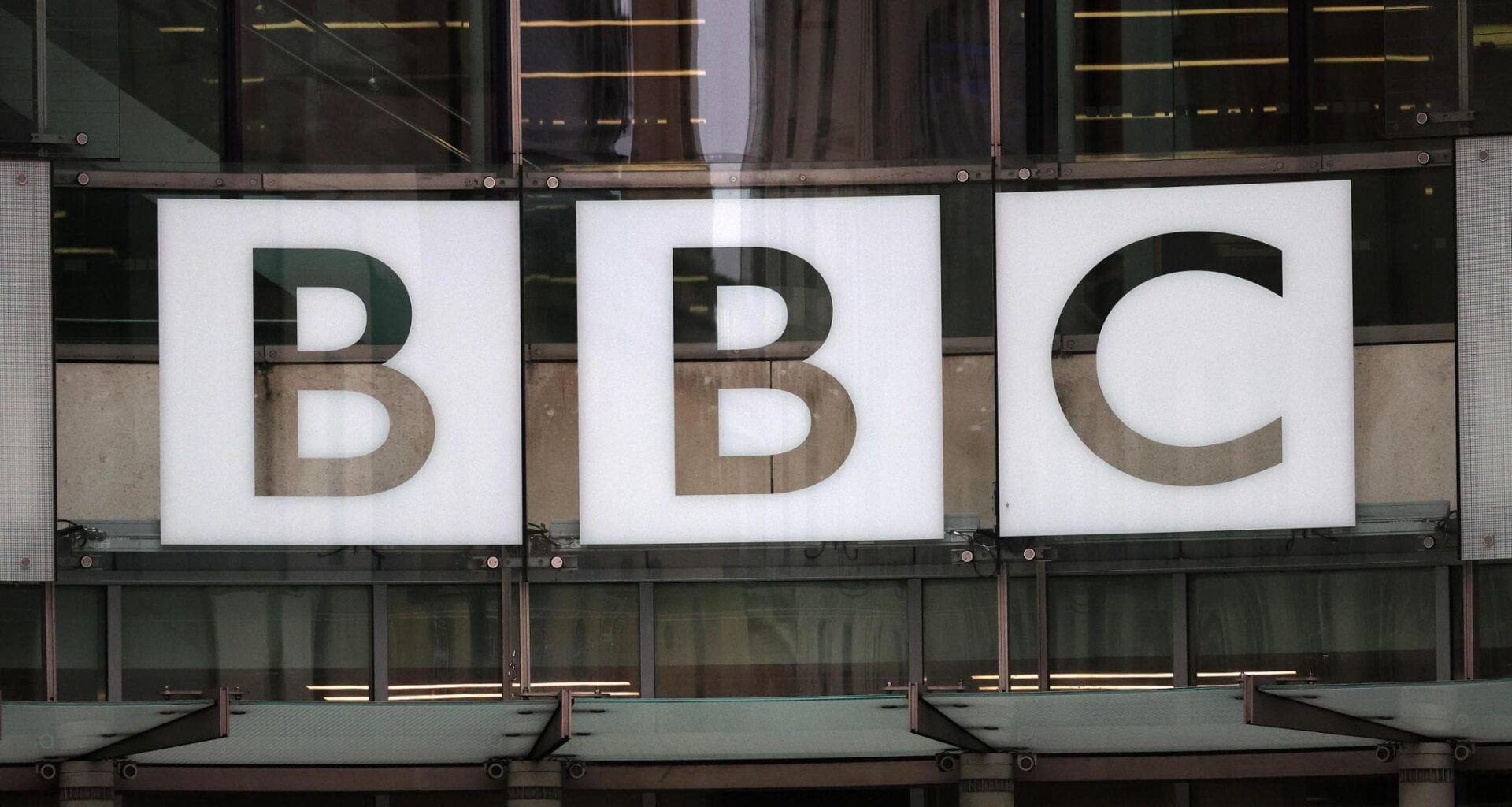 Bbc, è tutti contro tutti: “Che stupidi siamo stati su Trump”. E Donald minaccia cause miliardarie