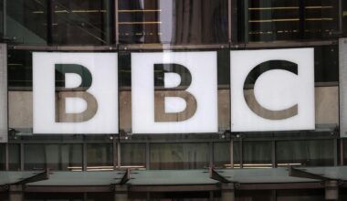 Bbc, è tutti contro tutti: “Che stupidi siamo stati su Trump”. E Donald minaccia cause miliardarie