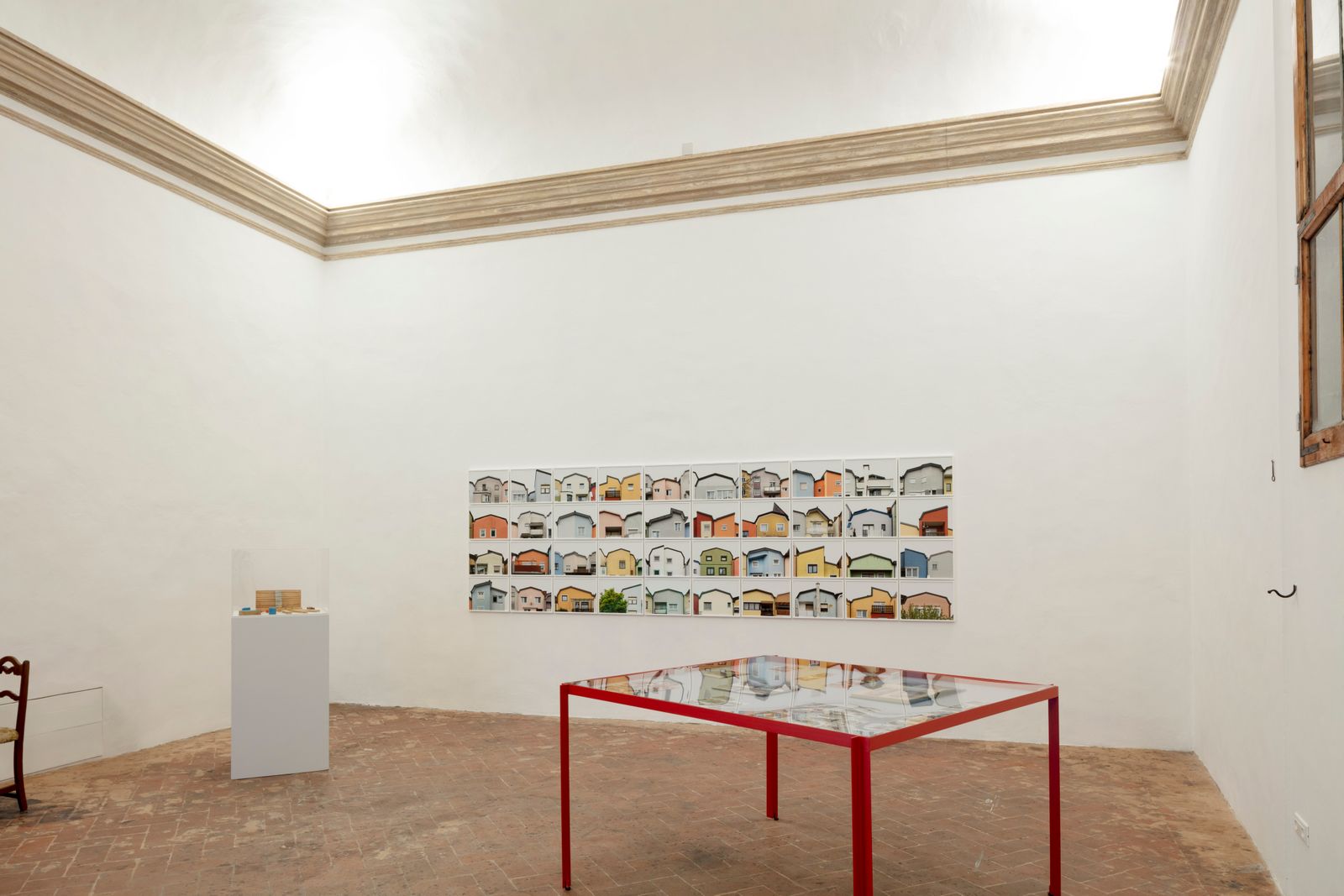 Mostra fotografie alla parete tavolo con vetro e struttura rossa