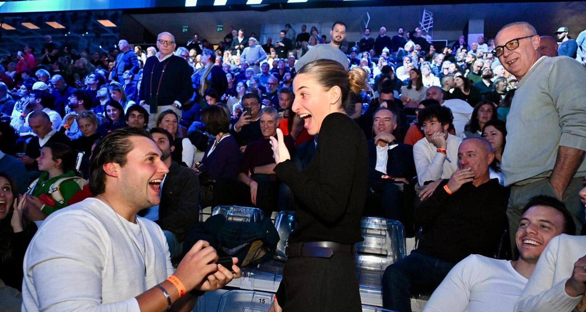 Isidoro e Susie, la proposta di nozze sugli spalti commuove il pubblico delle Atp Finals