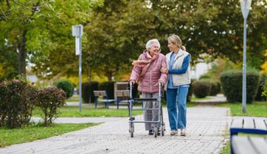 Alzheimer: camminare, anche poco, può rallentare il declino cognitivo in chi è a rischio - la Repubblica