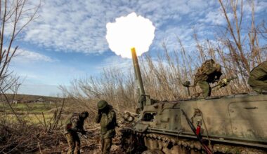 Massicci raid russi sull'Ucraina. Allarme in Polonia: caccia in volo. Voci di un piano di pace tra Usa e Russia