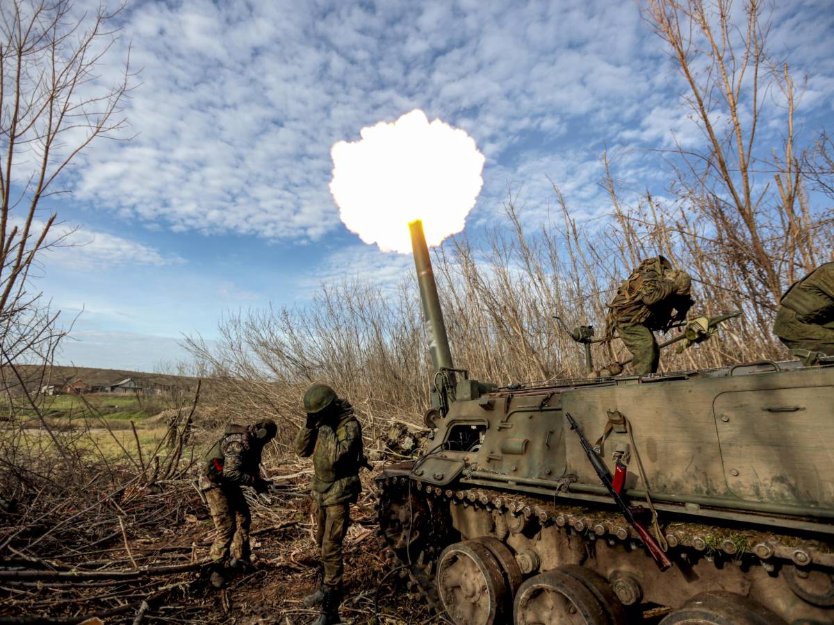 Massicci raid russi sull'Ucraina. Allarme in Polonia: caccia in volo. Voci di un piano di pace tra Usa e Russia