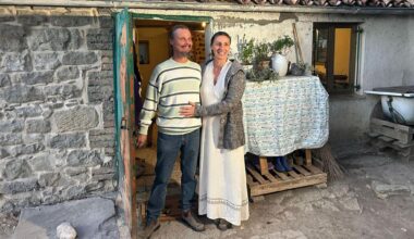 Migliaia di firme per salvare la famiglia che vive nel bosco con i tre figli: “Lasciateli in pace”