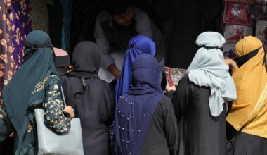 "Manette per chi non mette il velo". Scatta la repressione islamista in Iran