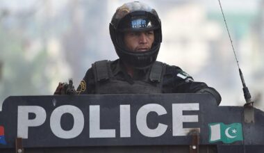 Pakistan, attacco e attentato suicida al comando polizia Peshawar: tre agenti morti