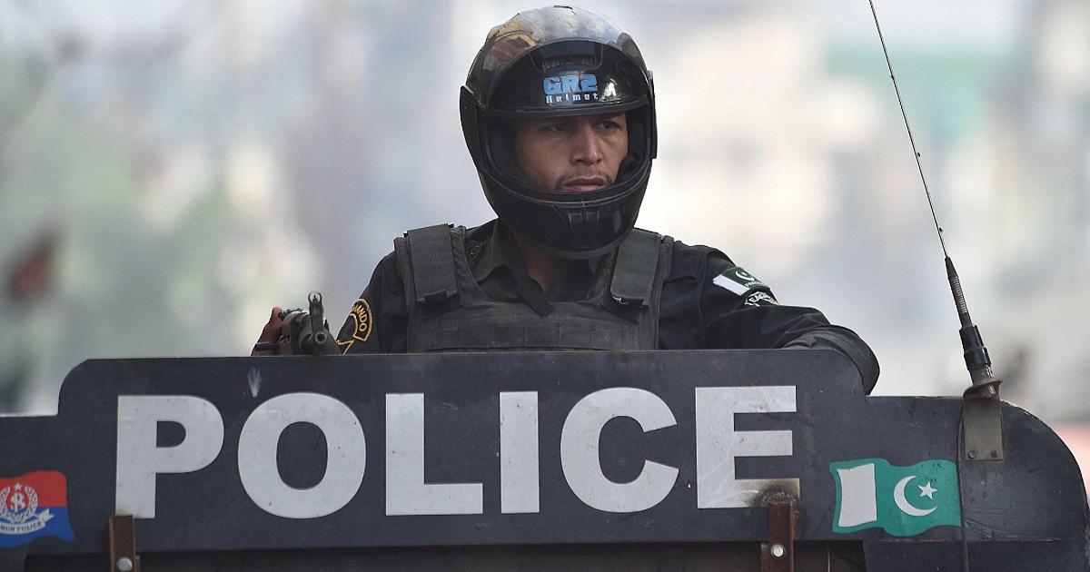 Pakistan, attacco e attentato suicida al comando polizia Peshawar: tre agenti morti