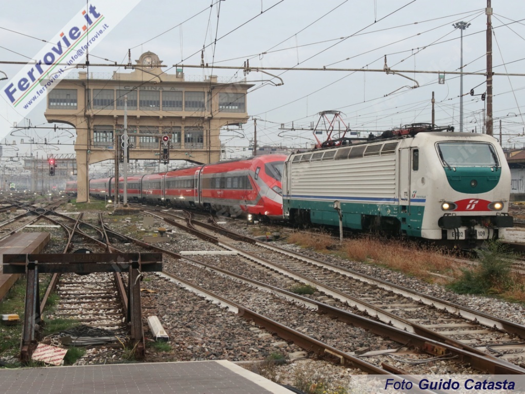 La E.402.109 al traino del primo Frecciarossa 1000 DAI, in arrivo a Milano Centrale.