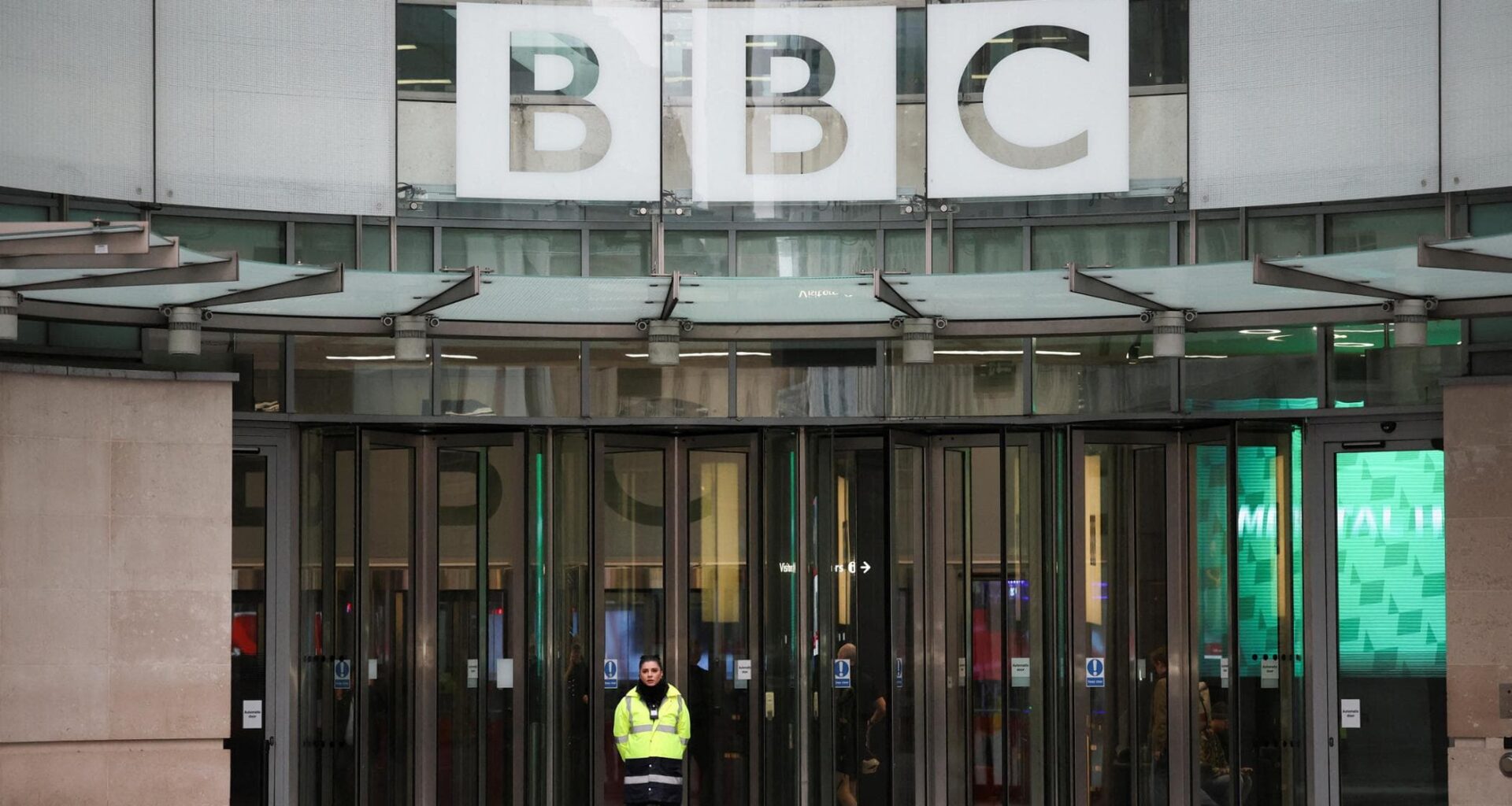 Bbc, la tv “andrà allo scontro con Trump”. Gli ascoltatori: “Se vi piegate, con noi avete chiuso” - la Repubblica