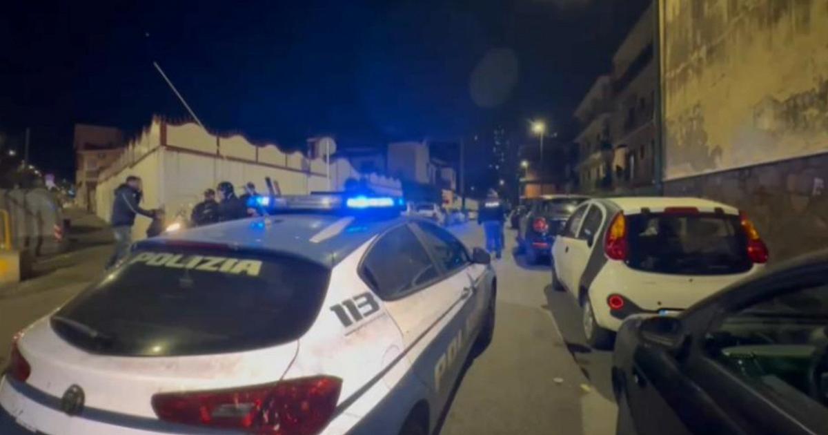 Donna trovata morta in casa a Napoli, non si esclude femminicidio